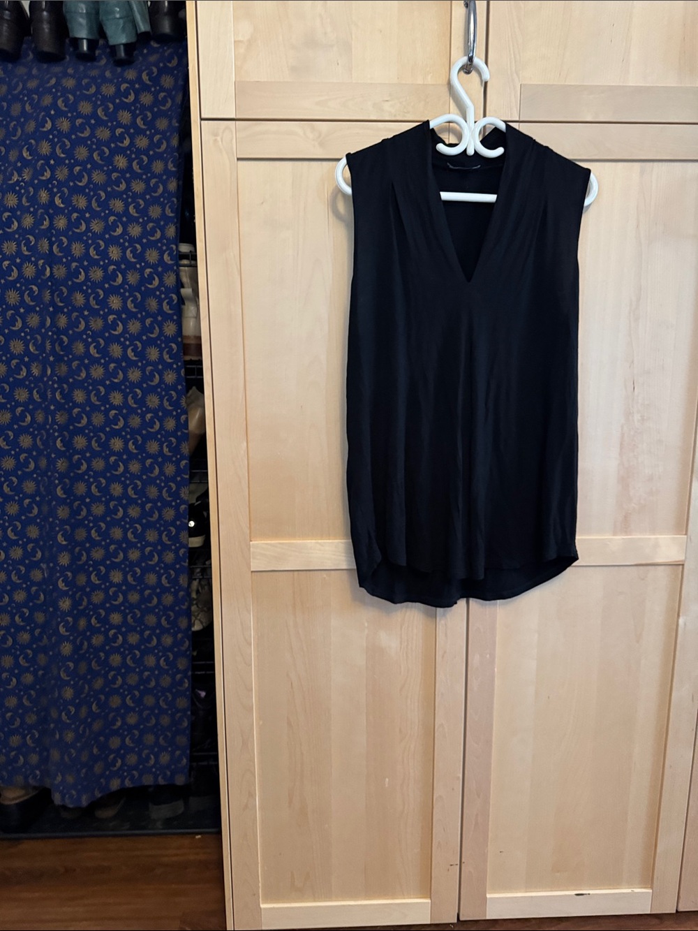 Cable & Gauge Black Sleeveless V-Neck Drapey Camisole